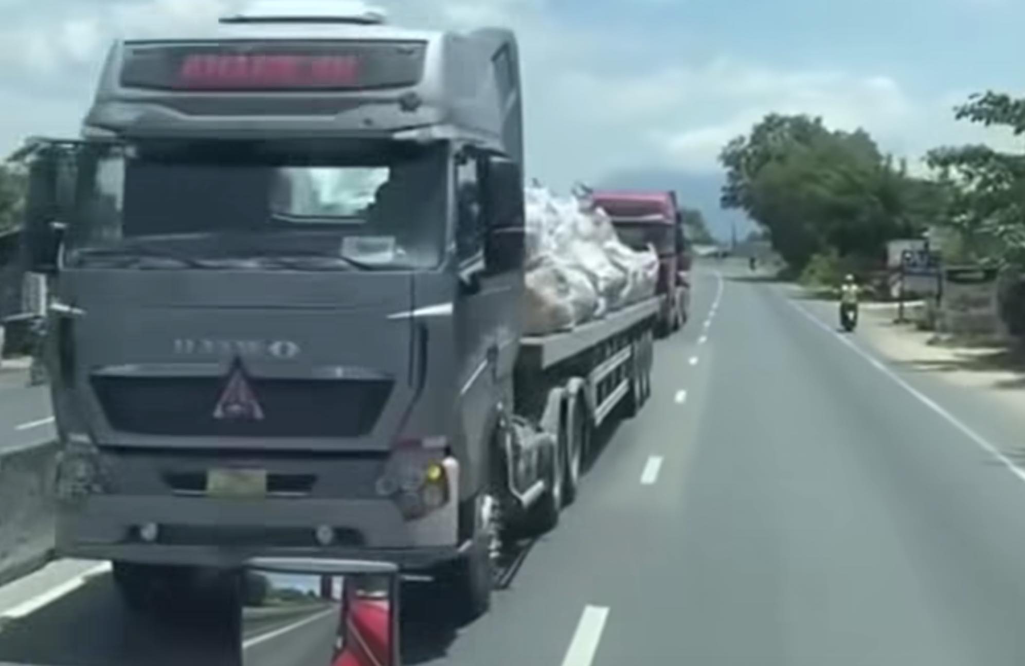 2 xe tải đi ngược chiều trên Quốc lộ 1 để giải tỏa ùn tắc trên Quốc lộ 1. Ảnh: Cục CSGT