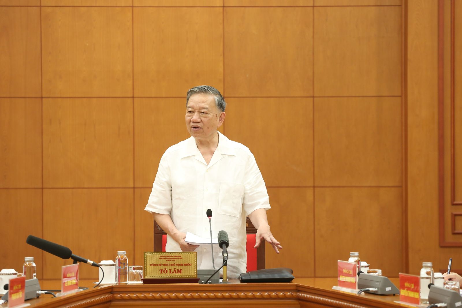 General Secretary and President To Lam chaired a working session with the Government Party Committee and a number of agencies on the situation of implementing Directive No. 34-CT/TW of the Secretariat and housing development orientations in the coming time, on May 19. Photo: Hien Hoa