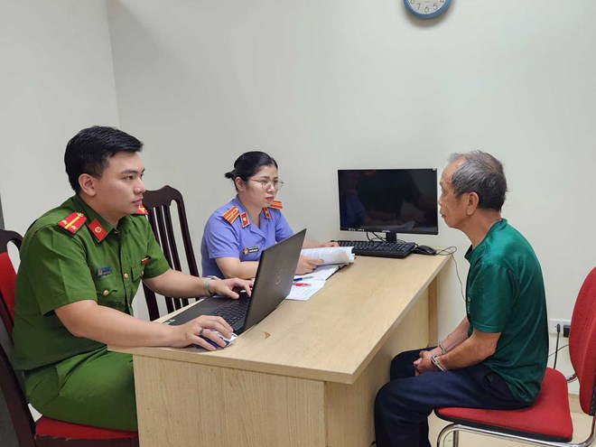 "Thần y" rởm Nguyễn Tiến Nam tại cơ quan Công an. Ảnh: Công an TP Hà Nội