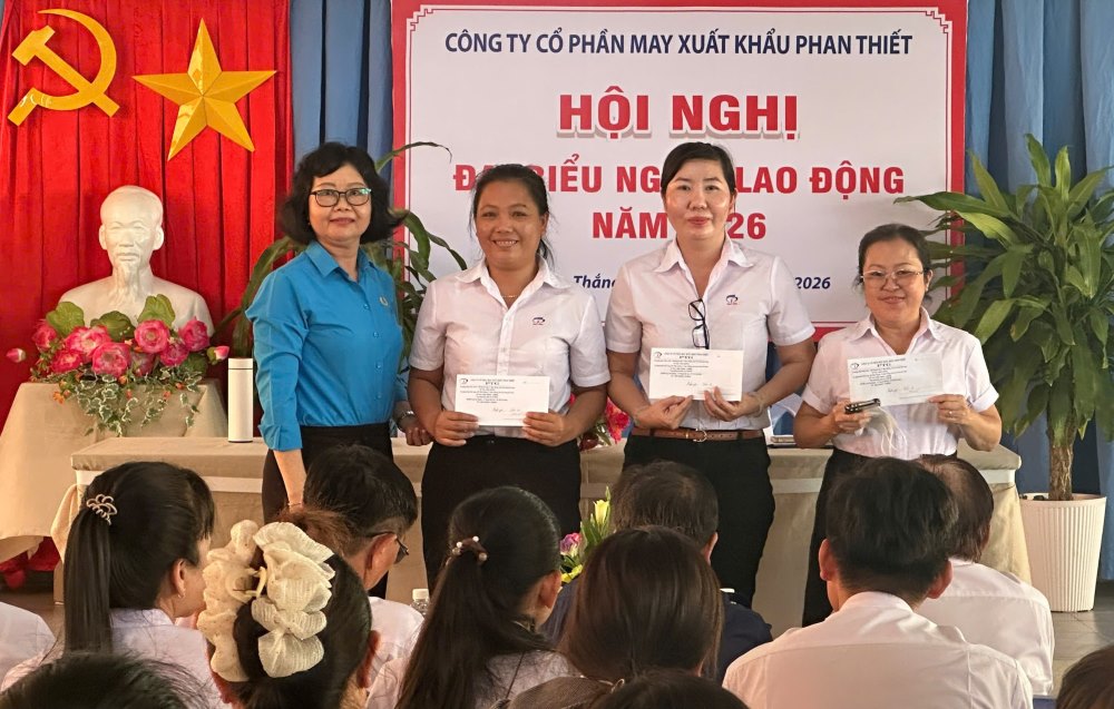 Chủ tịch Công đoàn cơ sở trao thưởng cho các tác phẩm đạt giải. Ảnh: CĐCS
