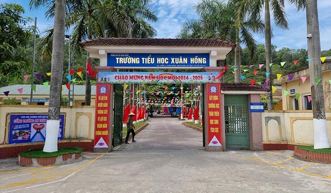 Một giáo viên Trường Tiểu học Xuân Hồng (tỉnh Hà Tĩnh) bị điều động chuyển công tác đến trường mới cách nhà 20km. Ảnh: Quang Đại