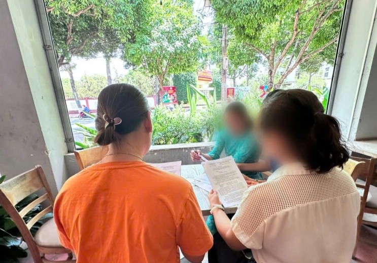 School health workers in Buon Ma Thuot ward (Dak Lak province) are worried when they have not been accepted as public employees at their units despite their long-term dedication. Photo: Uy Nguyen