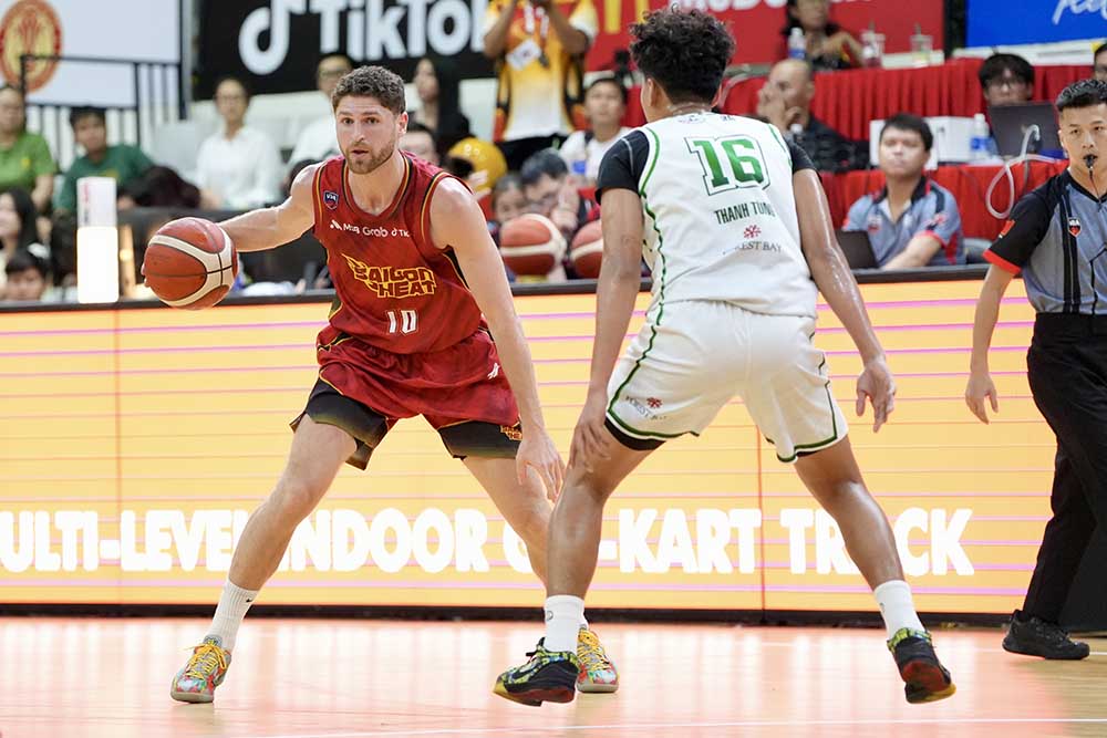 Saigon Heat (red shirt) dominated the game right from the first half against Cantho Catfish at VBA 2026. Photo: VBA