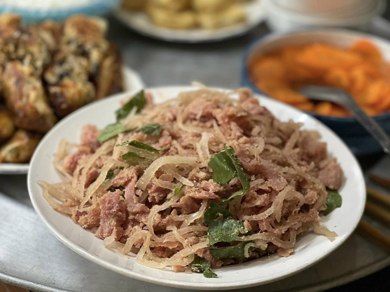 Fermented raw meat is a favorite dish of many people but contains potential risks of infection and parasites. Photo: Thanh Huong