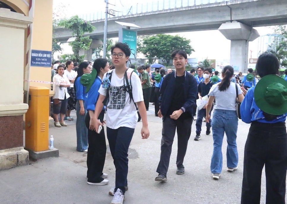 Học sinh dự thi vào Trường THPT Chuyên Khoa học Tự nhiên sáng 23.5. Ảnh: Vân Trang