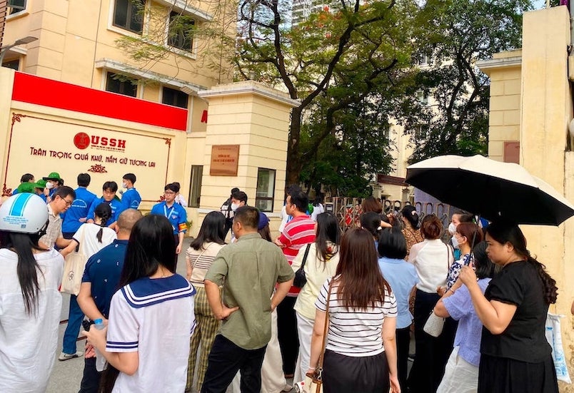 Học sinh dự thi vào Trường THPT Chuyên Khoa học Xã hội và Nhân văn sáng 23.5. Ảnh: Vân Trang