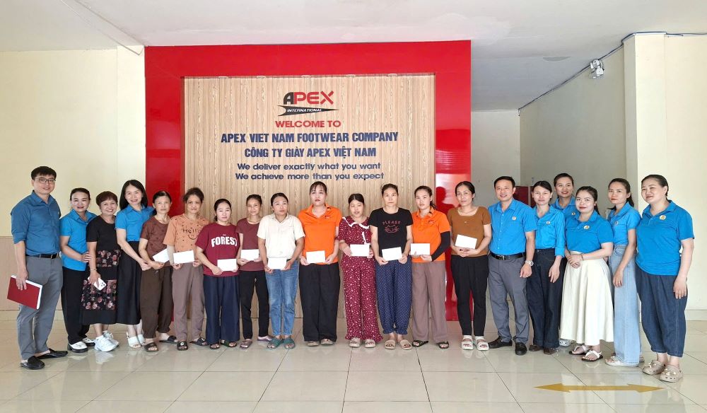 Nghe An Provincial Labor Federation visits, works and presents gifts to union members and workers in difficult circumstances at Apex Vietnam Footwear Co., Ltd. Photo: Nghe An Trade Union