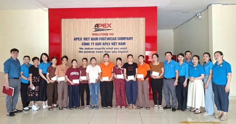 Apex Việt Nam: Tặng quà cho công nhân khó khăn