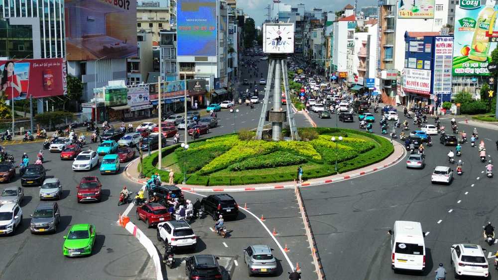 Hệ thống đèn tín hiệu và dải phân cách được lắp đặt hoàn thiện phục vụ phương án tổ chức giao thông mới. Ảnh: Anh Tú