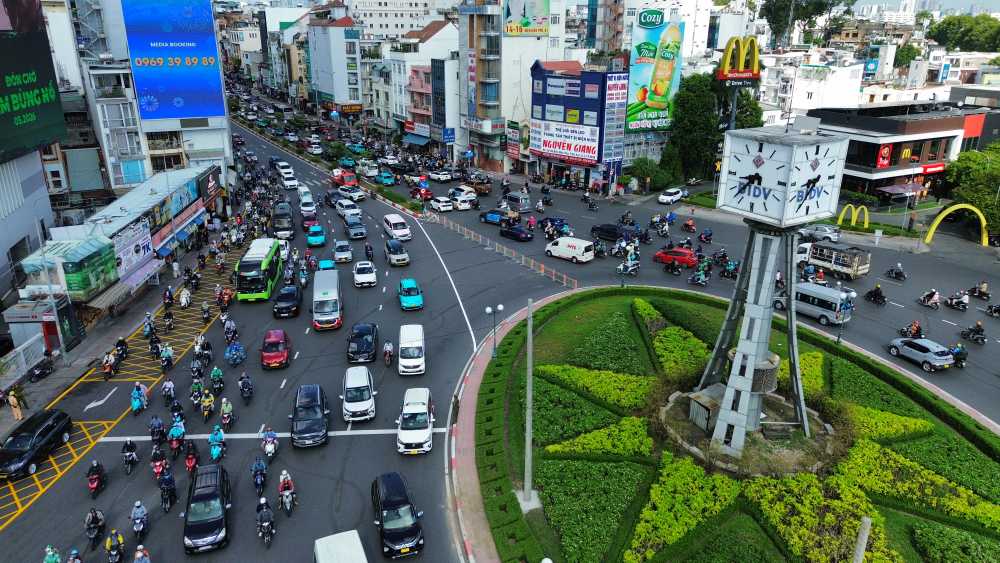 Dòng phương tiện di chuyển trật tự theo hệ thống đèn tín hiệu giúp hạn chế tình trạng cắt mặt hay chen lấn. Ảnh: Anh Tú