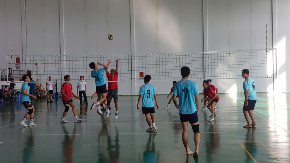 Các vận động viên thi đấu bóng chuyền nam sôi nổi, quyết liệt, cống hiến nhiều pha bóng đẹp mắt, thu hút đông đảo cổ động viên cổ vũ. Ảnh: Hoàng Lộc