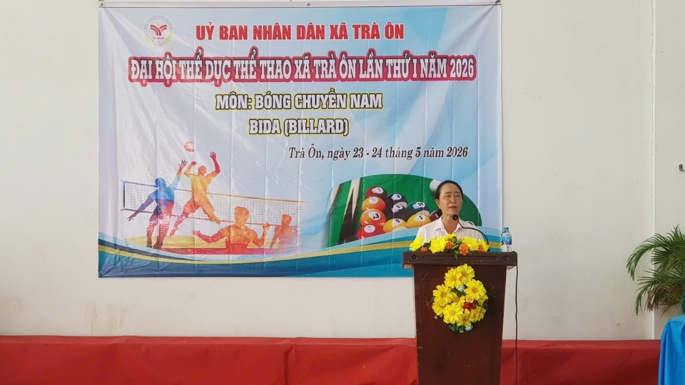 Ms. Nguyen Ngoc Thuy - Vice Chairwoman of Tra On Commune People's Committee, Head of the Organizing Committee - spoke at the opening ceremony, emphasizing the significance of promoting mass sports movements in the locality. Photo: Hoang Loc