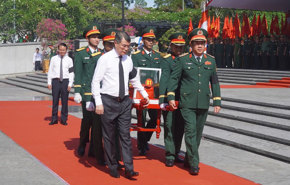 El miembro del Buró Político, Primer Ministro Lê Minh Hưng y el Teniente General Phạm Hoài Nam - Miembro del Comité Central del Partido, Miembro del Comité Permanente de la Comisión Militar Central, Viceministro de Defensa Nacional - encabezan y trasladan los restos del mártir número 1 al lugar de entierro. Foto: Hưng Thơ