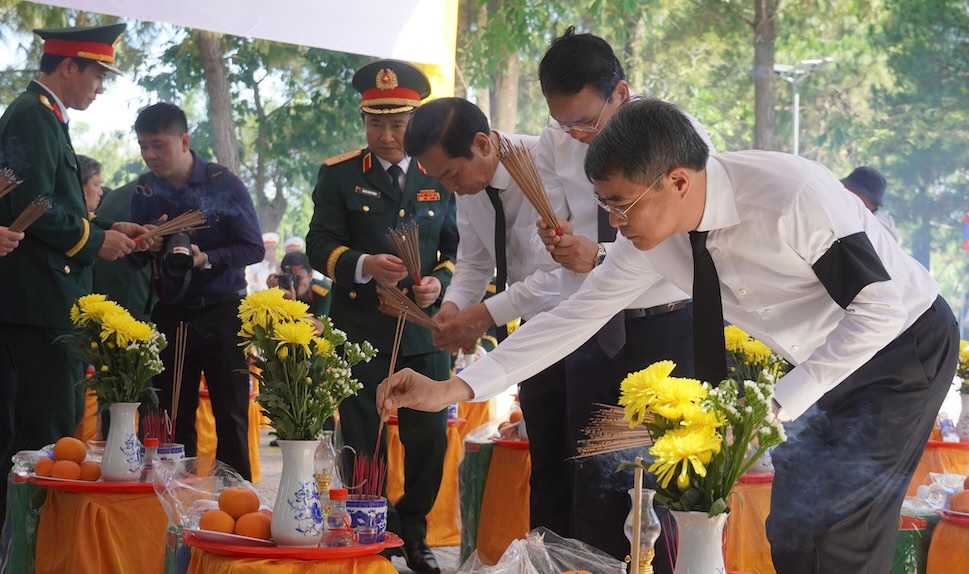Thủ tướng Lê Minh Hưng dâng hương lên các hài cốt liệt sĩ. Ảnh: Hưng Thơ