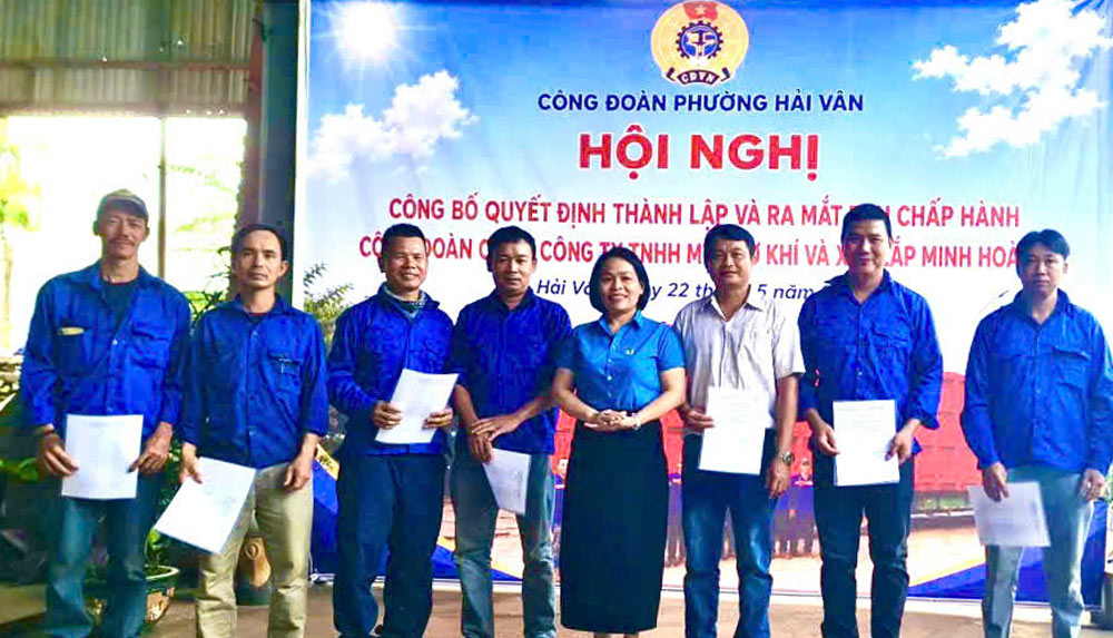 Hai Van Ward Trade Union established the grassroots Trade Union of Minh Hoang Mechanical and Construction Co., Ltd. with 21 union members. Photo: Hai Van Trade Union