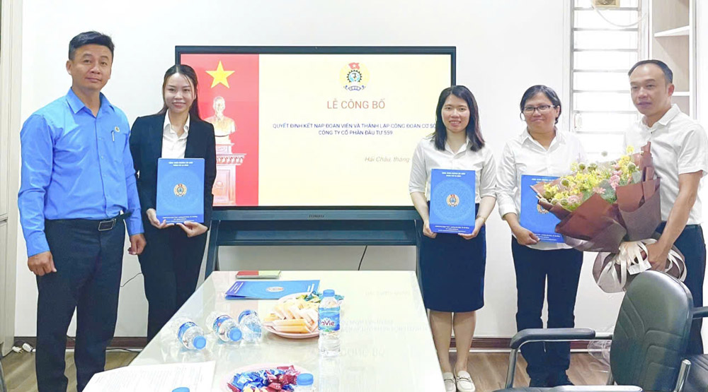 Hai Chau Ward Trade Union organizes the announcement of the decision to establish 3 new grassroots trade unions. Photo: Hai Chau Trade Union