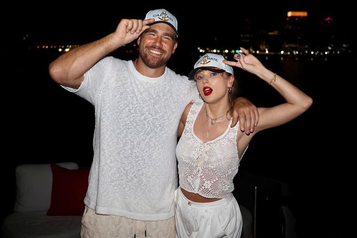 Taylor Swift và Travis Kelce chính thức công khai hẹn hò trên Instagram vào háng 7.2025. Ảnh: Chụp từ trang cá nhân