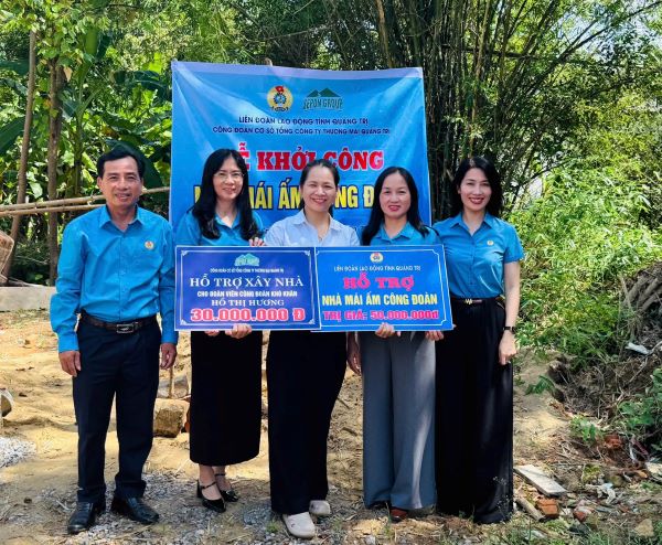The grassroots trade union of Quang Tri Trading Corporation Joint Stock Company organized the groundbreaking ceremony for the construction of "Trade Union Shelter" housing for union members in difficult circumstances. Photo: Quang Tri Trade Union