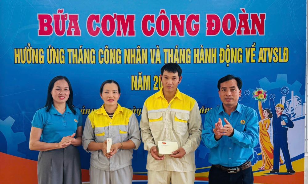 Liên đoàn Lao động tỉnh Quảng Trị đã trao 2 suất quà hỗ trợ cho đoàn viên có hoàn cảnh khó khăn, mắc bệnh hiểm nghèo. Ảnh: Công đoàn Quảng Trị