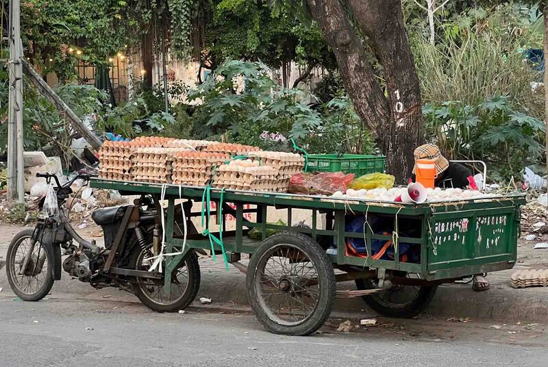 Trứng gà giá rẻ bán tràn tại thị trường TPHCM. Ảnh: Hạ Mây