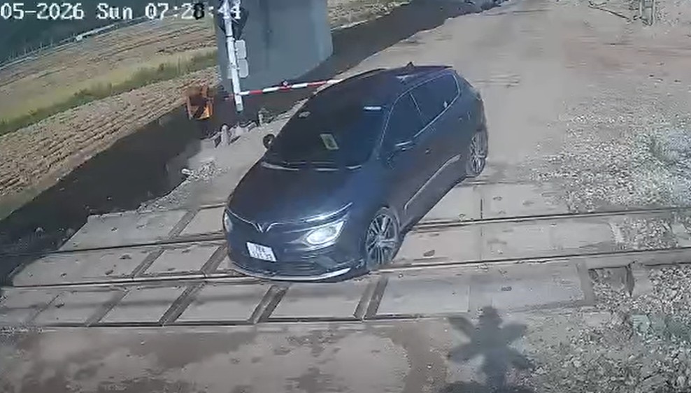 Seeing that the red light had turned on, the car driver still recklessly crossed the level crossing. Photo: Police provided