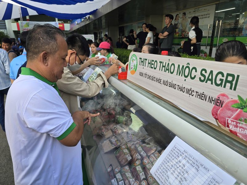 Người lao động mua hàng giá ưu đãi từ phiếu tặng quà do Công đoàn Sagri trao tặng. Ảnh: Nam Dương