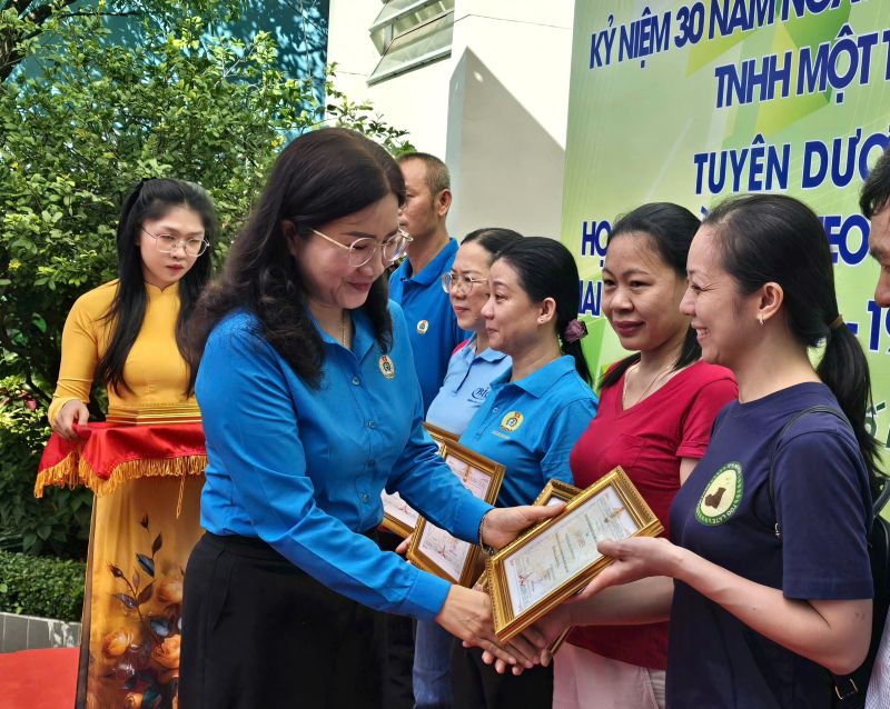 Ms. Nguyen Thi Thu Ngoan - Chairwoman of Sagri Trade Union - presents certificates of merit from Sagri Trade Union to typical collectives in studying and following Ho Chi Minh's thought, morality, and style. Photo: Nam Duong