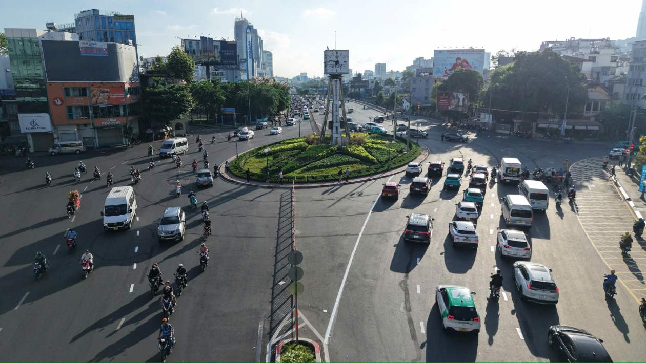 On the first day of reorganizing Dien Bien Phu roundabout, traffic congestion decreased, but people are still confused. Photo: Thai Bao