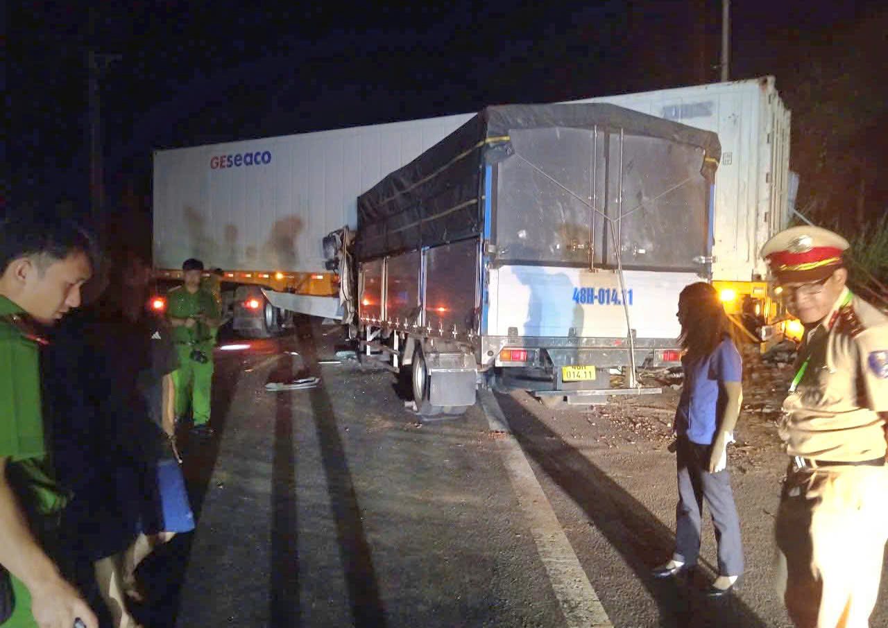 Functional agencies examine the scene of the traffic accident. Photo: Than Hy