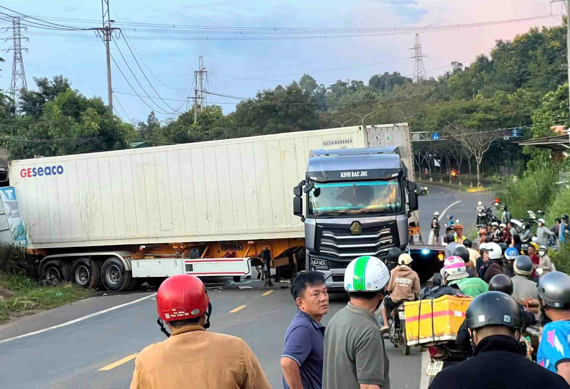Vụ tai nạn khiến giao thông trên đường Hồ Chí Minh, đoạn qua phường Nam Gia Nghĩa bị ách tắc cục bộ. Ảnh: Thần Hy