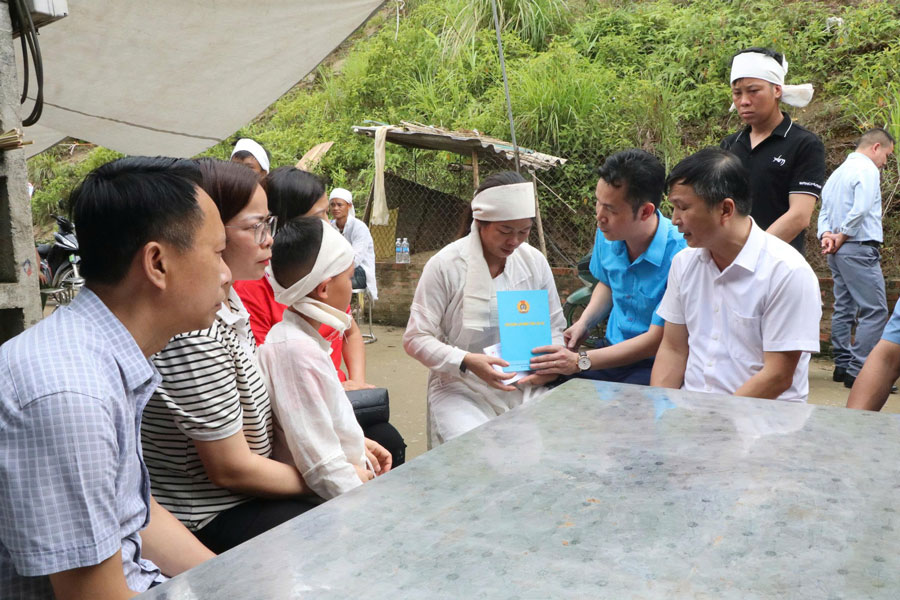 Đoàn công tác của tỉnh Lào Cai thăm hỏi, động viên gia đình các nạn nhân trong vụ sạt lở tại mỏ đá. Ảnh: Mạnh Hùng 