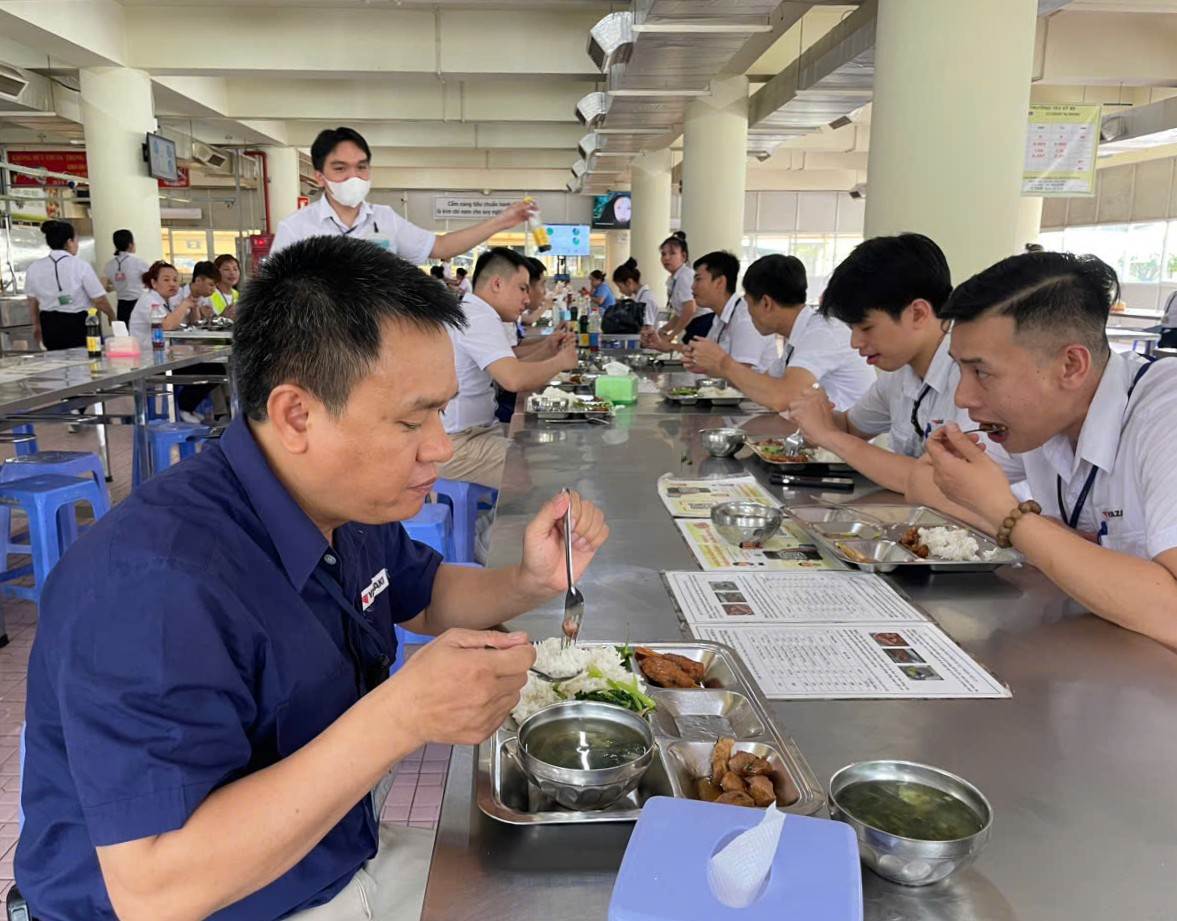 Grassroots trade unions participate in supervising to ensure the quality of lunch meals for workers. Photo: Dinh Trong