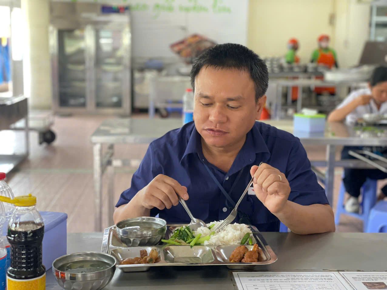 Anh Nguyễn Văn Dũng cho biết, cơm luôn nóng giúp ăn ngon miệng hơn. Ảnh: Đình Trọng