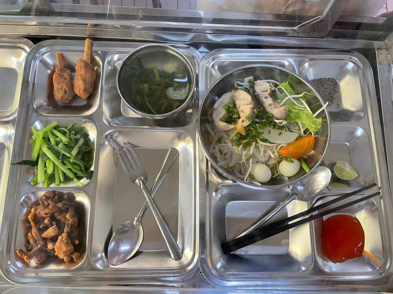 Các món ăn sẽ liên tục được thay đổi để người lao động ăn ngon miệng. Ảnh: Đình Trọng