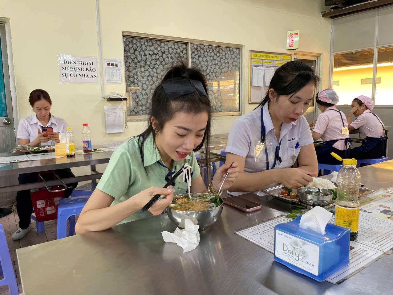 Người lao động có thể chọn mún hoặc bánh canh cho bữa ăn giưa ca. Ảnh: Đình Trọng