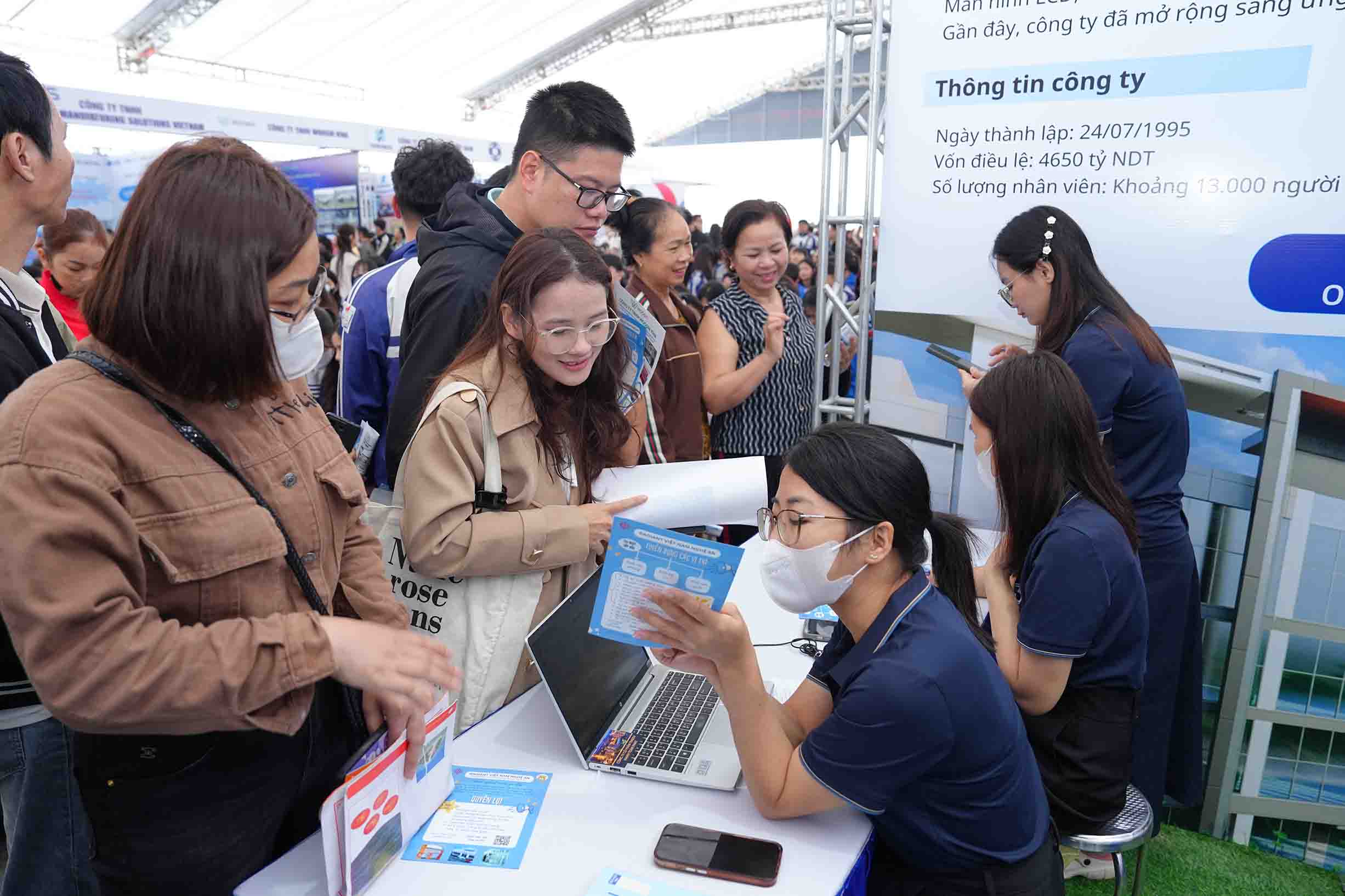 Nhiều bạn trẻ tìm hiểu cơ hội học nghề, việc làm thay vì chỉ chọn con đường đại học. Ảnh: Duy Chương