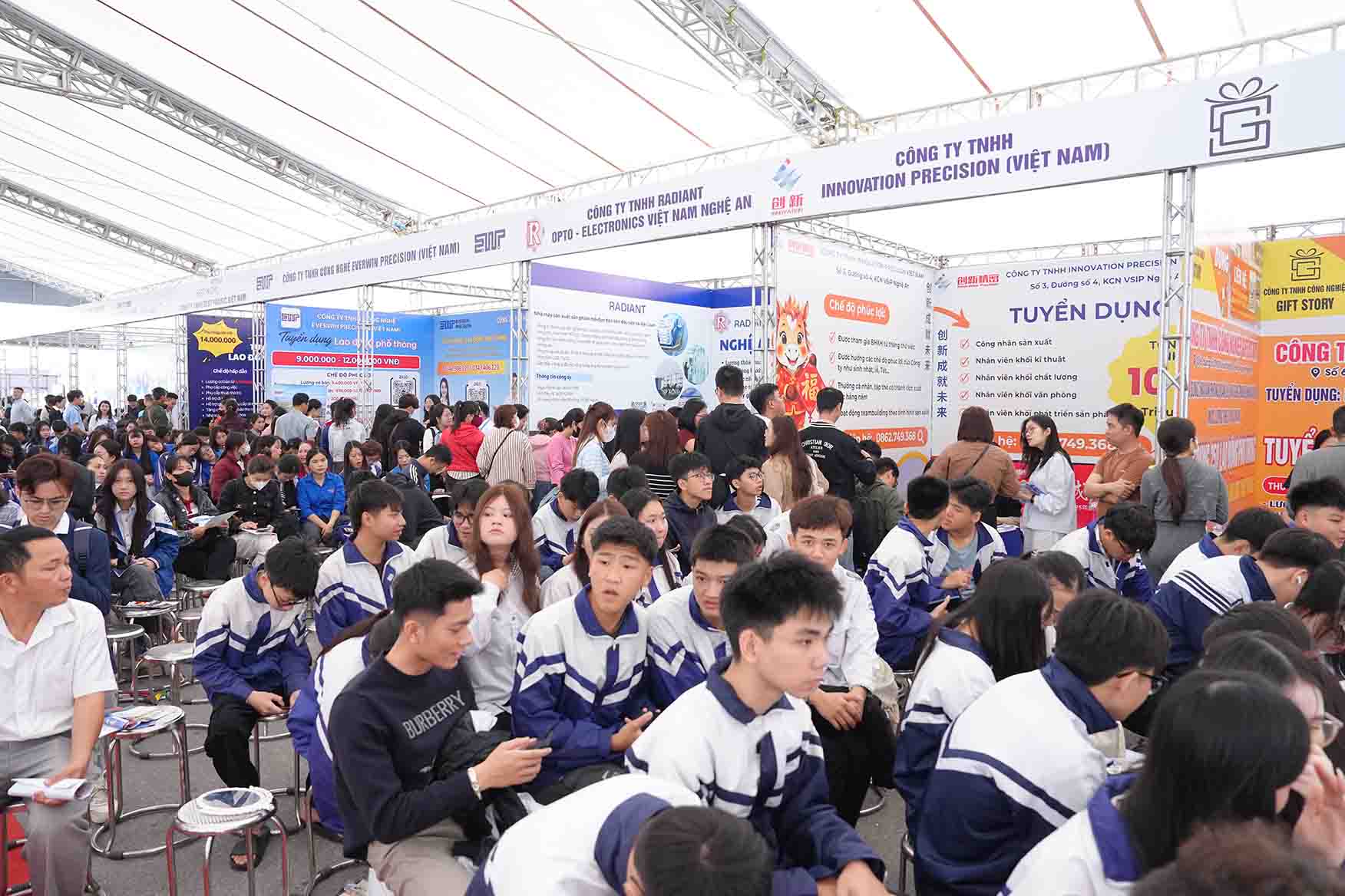 Học sinh tìm hiểu các ngành nghề đào tạo gắn với nhu cầu tuyển dụng của doanh nghiệp. Ảnh: Duy Chương