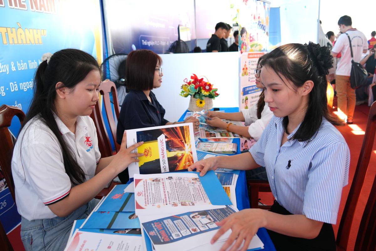 Workers learn information at a booth during the Tam Thang Ward Job Counseling and Introduction Day. Photo: Thanh An