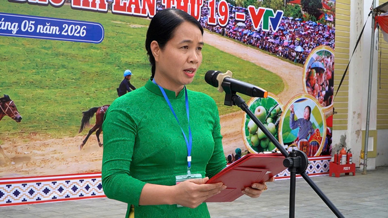 Bà Phạm Thị Non - Phó Chủ tịch UBND xã Bắc Hà phát biểu tại lễ khai mạc. Ảnh: Đinh Đại