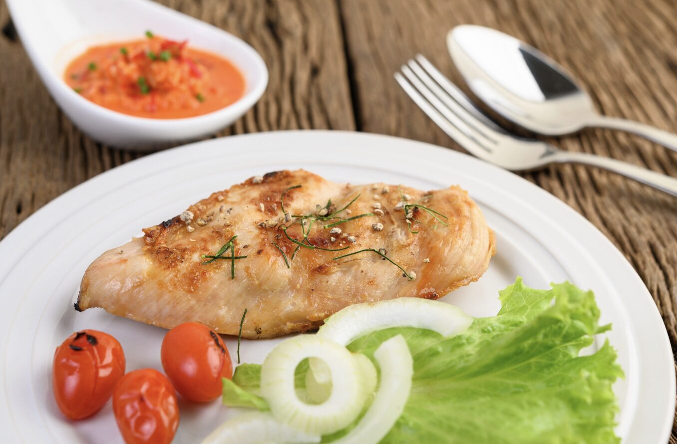 Low-calorie butter chicken is suitable for people who are controlling their weight. Photo: Thuy Duong