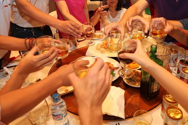 Many people worry about gaining weight when frequently partying and eating. Photo: Hai Nguyen