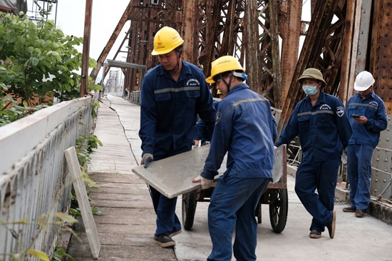 Công nhân thực hiện hoàn thiện những công đoạn cuối cùng của dự án sửa chữa, cải tạo cầu Long Biên. Ảnh: Minh Hạnh