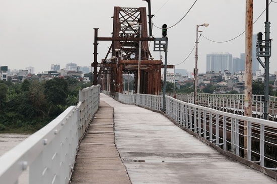 Sau gần 2 tháng tạm dừng khai thác để sửa chữa, cầu Long Biên đã hoàn thành hơn 90% khối lượng công việc. Ảnh: Linh Thương