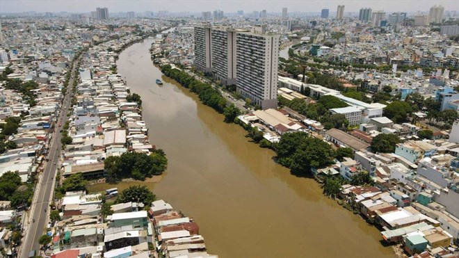 Ho Chi Minh City will clear more than 5,800 households to renovate the south bank of Doi canal. Photo: Anh Tu
