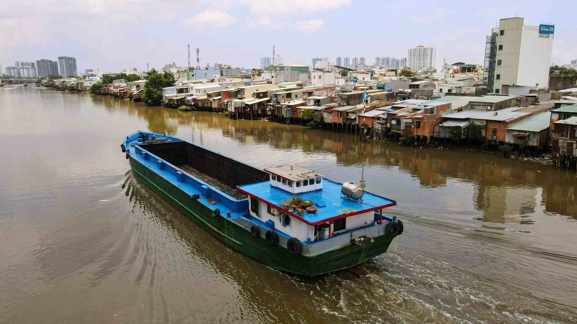 Những căn nhà lụp xụp ven bờ Nam kênh Đôi. Ảnh: Anh Tú