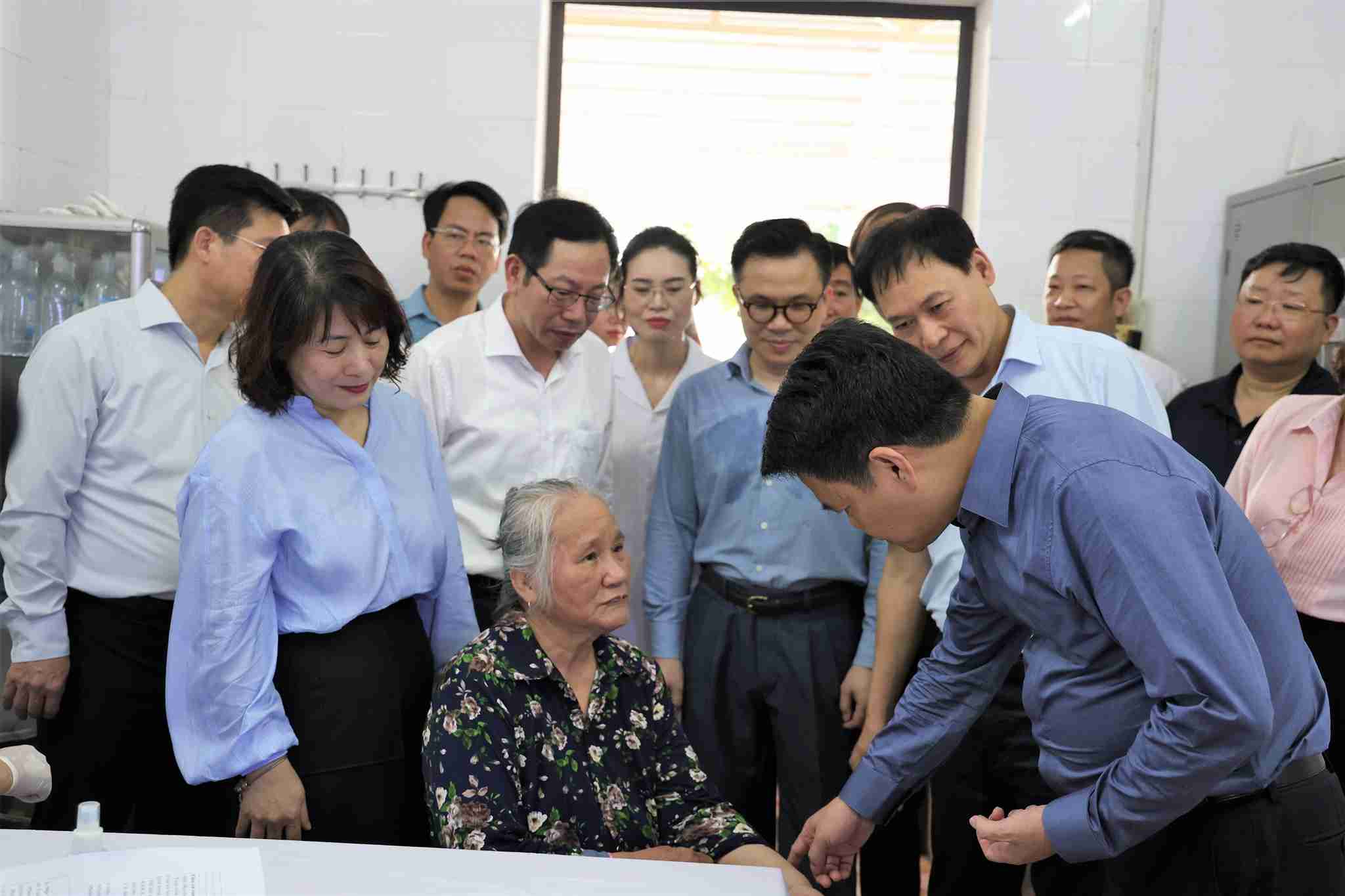 Bí thư Thành ủy Hải Phòng Lê Ngọc Châu thăm hỏi người cao tuổi tham gia khám sức khỏe định kỳ tại Trạm Y tế xã Gia Lộc. Ảnh: Xã Gia Lộc