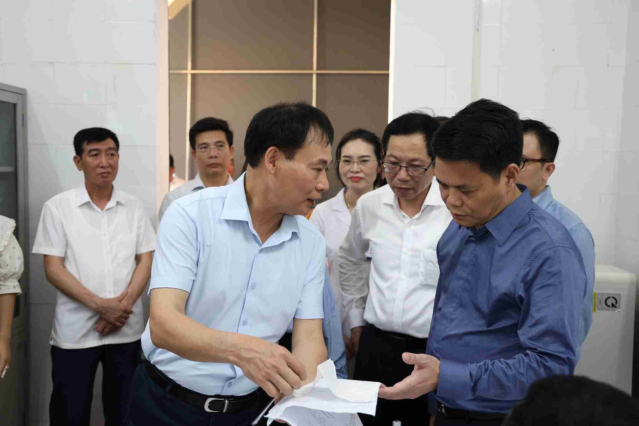 Mr. Le Ngoc Chau inspects the actual organization of health check-ups for the elderly. Photo: Gia Loc Commune