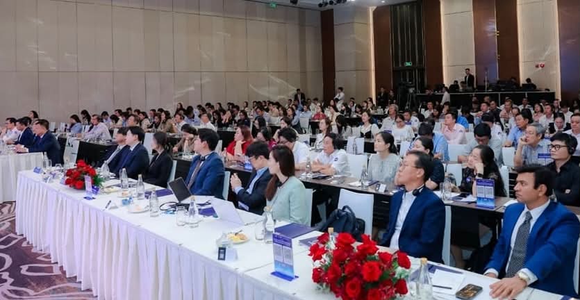Toàn cảnh hội trường hội thảo khoa học với hơn hai trăm chuyên gia, bác sĩ tham dự Ảnh: Naviva Group