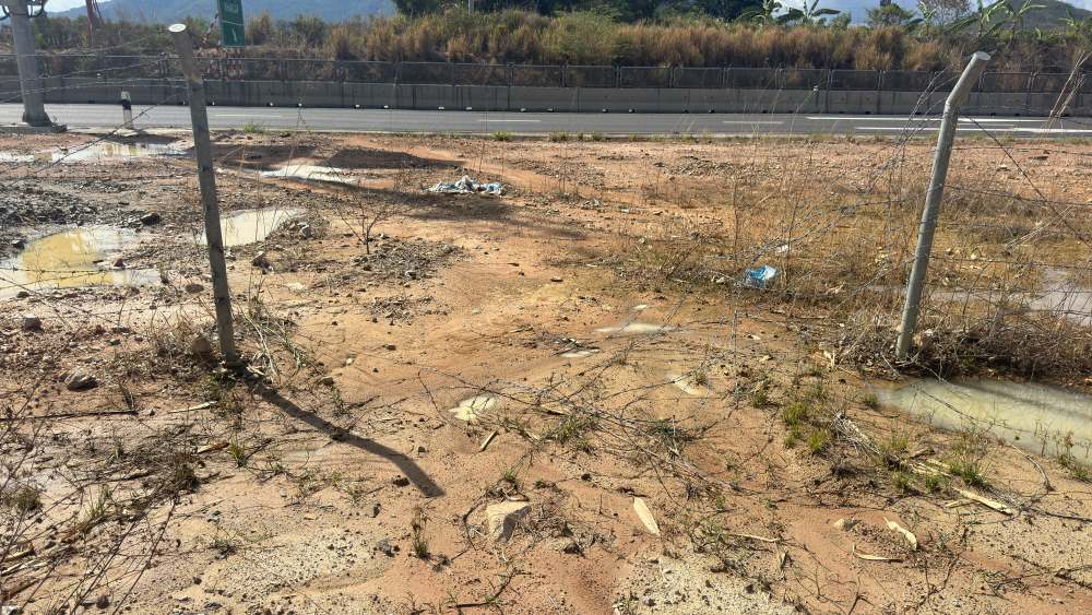 Vị trí hàng rào bảo vệ cao tốc Vĩnh Hảo - Phan Thiết bị cắt phá ở km223. Ảnh: Duy Tuấn