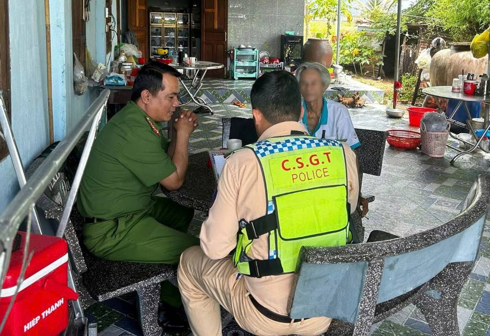 Đội Cảnh sát Giao thông đường bộ cao tốc số 6 (Phòng 6, Cục Cảnh sát Giao thông) cùng Công an xã Hồng Sơn đã tuyên truyền đến các hộ dân sống dọc theo cao tốc. Ảnh: Phạm Duy